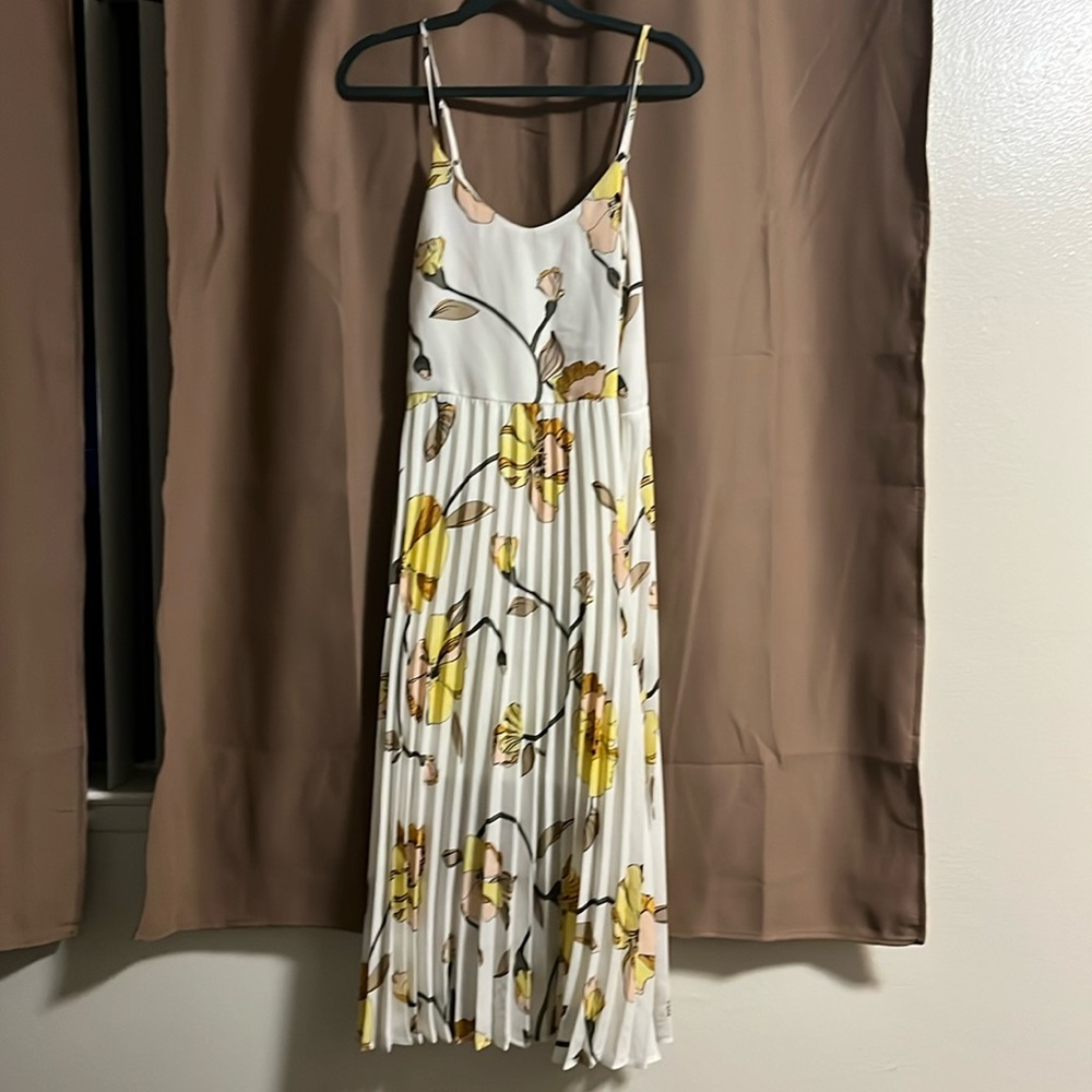 Like new floral silk dress, size M. Fits so beautifully! Tried on, never worn.